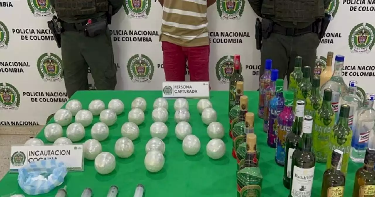 Sorprenden a hombre con esferas de cocaína y licor; pretendía lanzarlas a cárcel de Bucaramanga