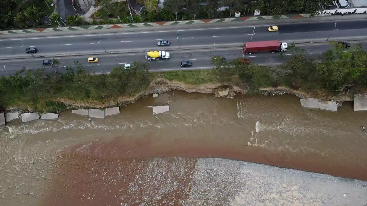 Municipio de Bello alertó a la Gobernación por socavón en el río Medellín