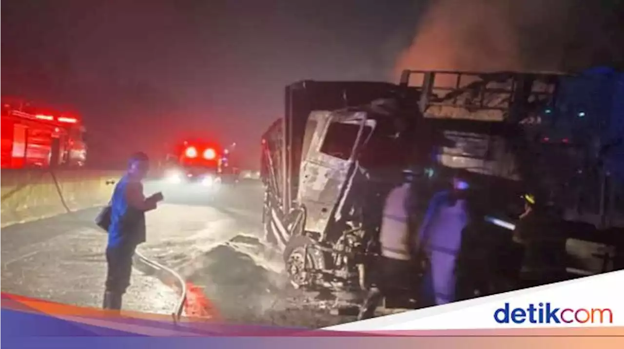 Tronton Terbakar Usai Tabrak Truk Gandeng di Tol Semarang-Solo Boyolali