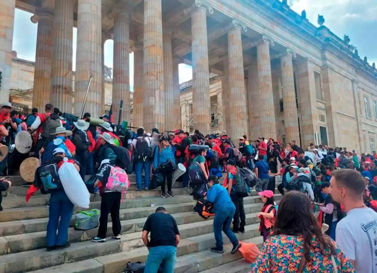 ¿Por qué están protestando los docentes del Cauca que intentaron entrar al Congreso?