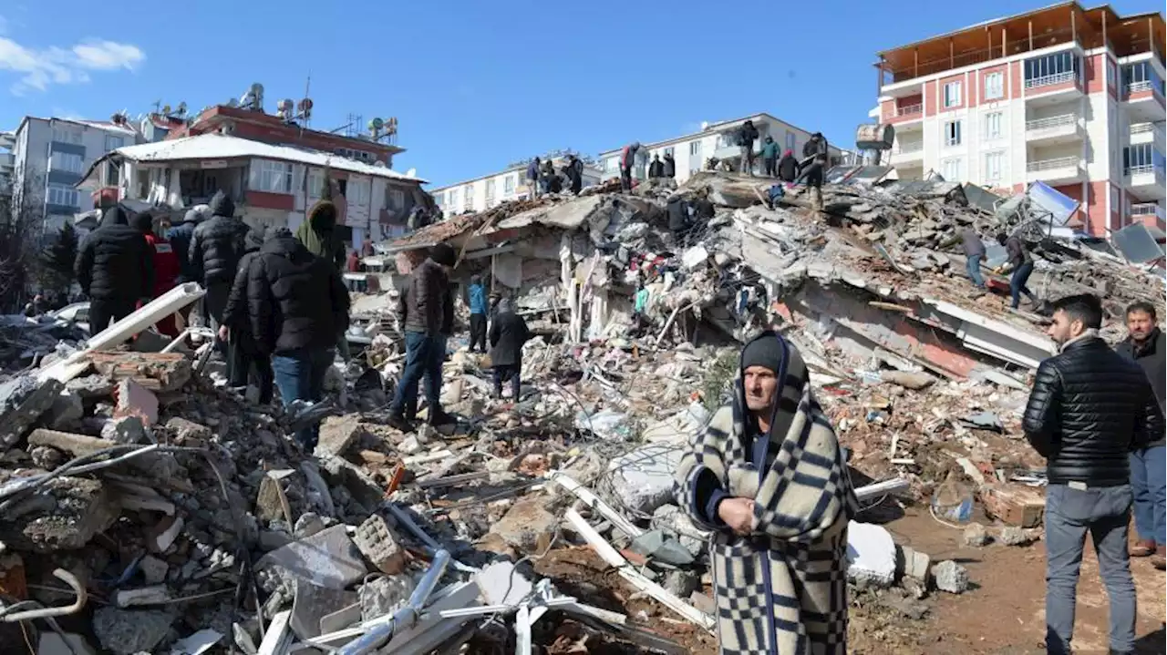 Terremoto en Siria: el hombre que busca a 30 familiares sepultados en escombros