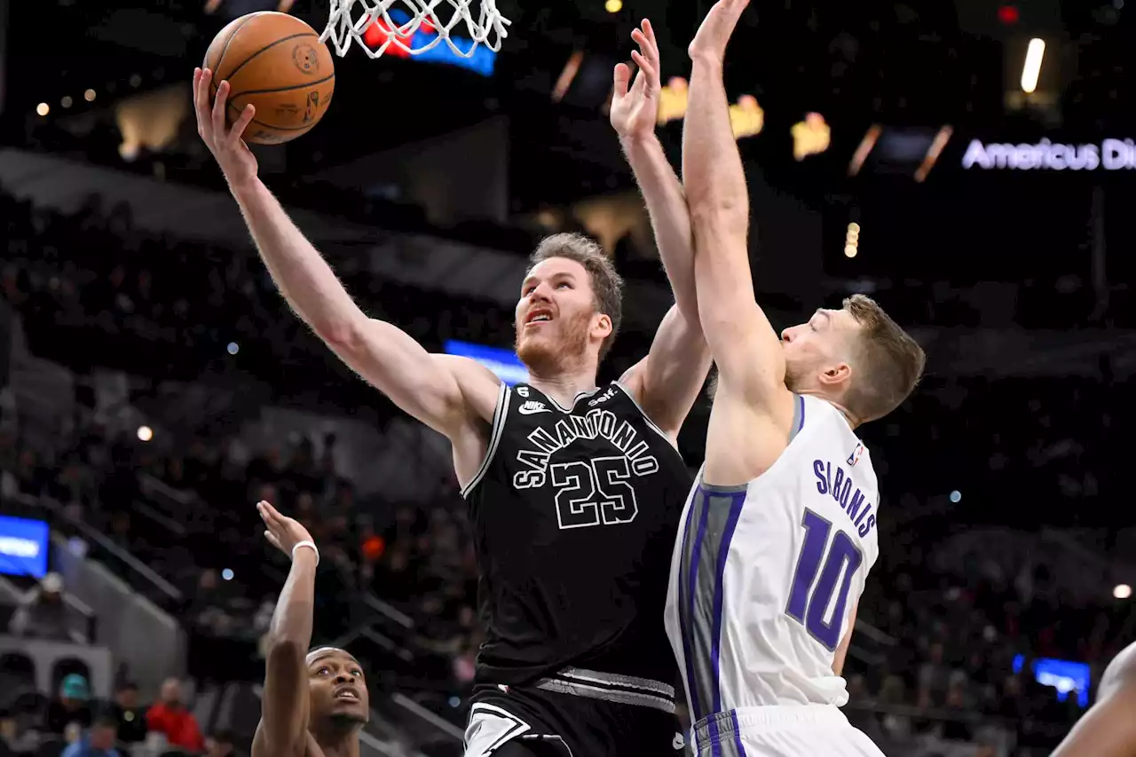 Spurs trade Jakob Poeltl to Toronto Raptors