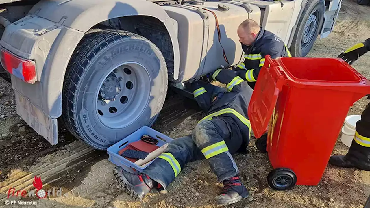 Oö: Lkw verlor Diesel → Feuerwehr Neuzeug im Schadstoffeinsatz