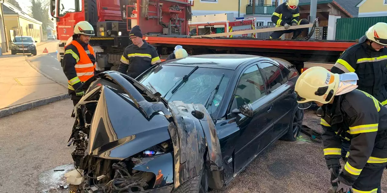 Pkw kracht frontal gegen Mauer - Lenker schwer verletzt