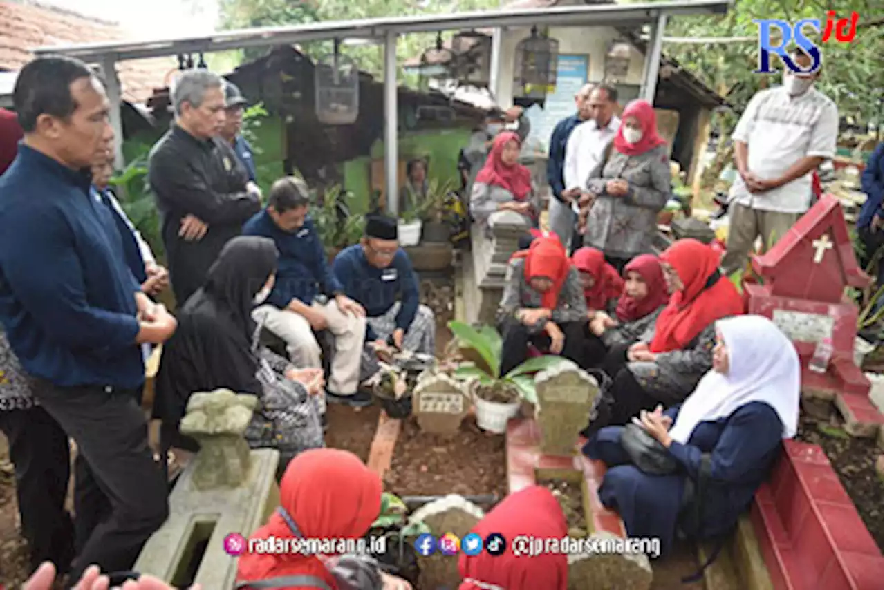 PWI Jateng Bersama IKWI Ziarahi Makam Wartawan Senior