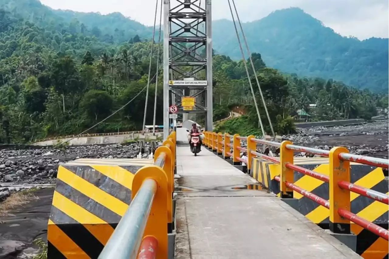 Diterjang Lahar Semeru, Sling Tali Jembatan Gantung Kali Regoyo Putus