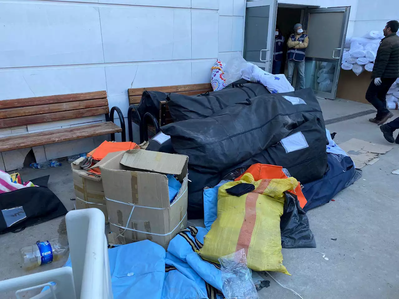 Los cadáveres se apilan en bolsas a las puertas de las morgues turcas