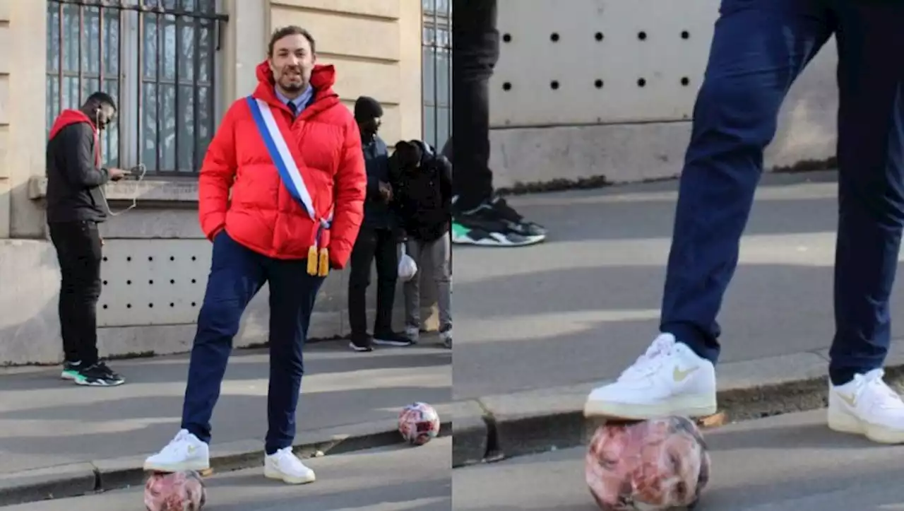 Le député LFI Thomas Portes joue avec un ballon à l'effigie d'Olivier Dussopt, la majorité dénonce 'une mise en scène inacceptable'