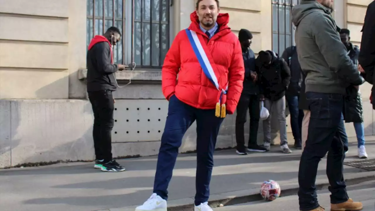 Cet élu insoumis joue avec un ballon Dussopt, la Macronie sort le carton rouge