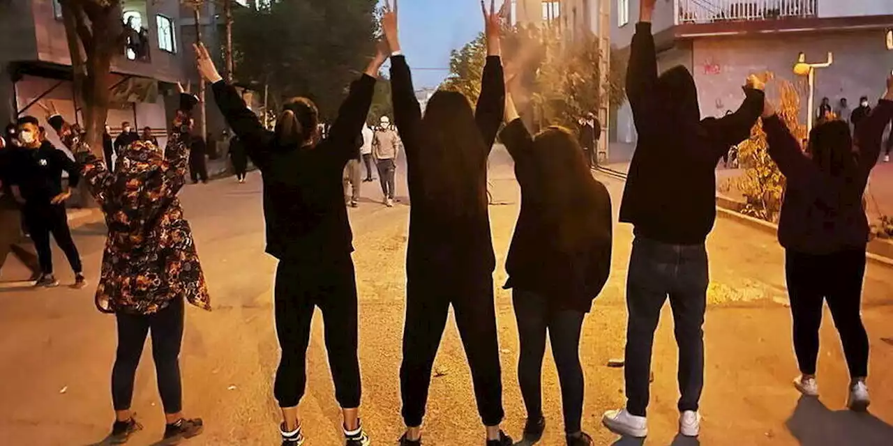 Iran : sept militantes libérées scandent des slogans devant leur prison