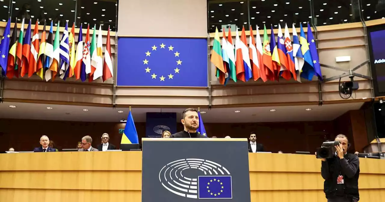 « Nous nous défendons, nous vous défendons », lance Zelensky sous les applaudissements des eurodéputés à Bruxelles