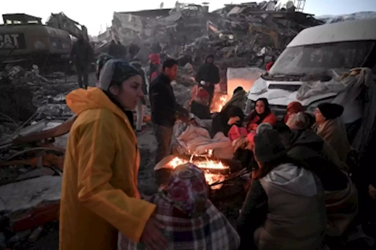 Turkish quake survivors face big freeze in cars, tents