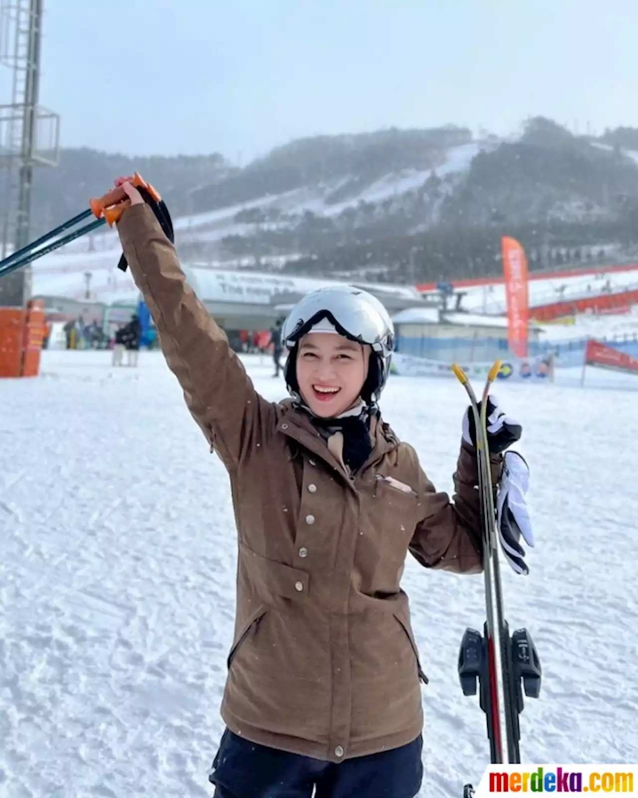 Foto : Potret Melody Laksani Main Ski saat Liburan di Korea, Penampilannya Bikin Salfok | merdeka.com