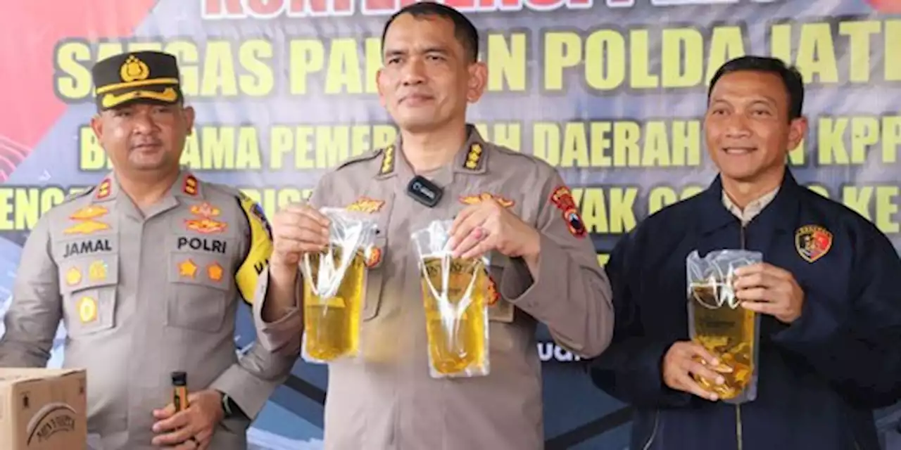 Polisi Bongkar Penimbunan 19.548 Liter MinyaKita | merdeka.com