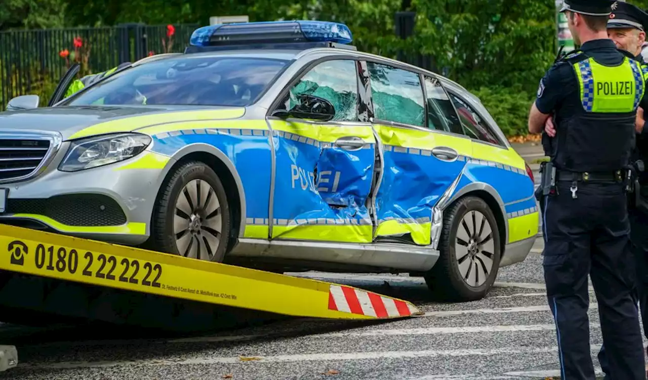 Polizeiwagen auf Autobahn gerammt – Fahrer flüchtet