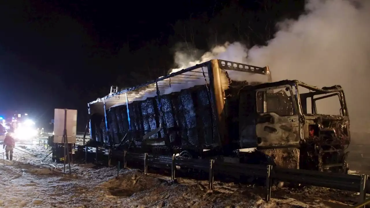 Lkw samt Anhänger in Vollbrand – Autobahn-Abfahrt gesperrt