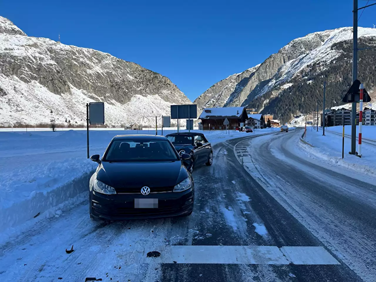 Andermatt UR: Kollision zwischen zwei Fahrzeugen auf vereister Fahrbahn