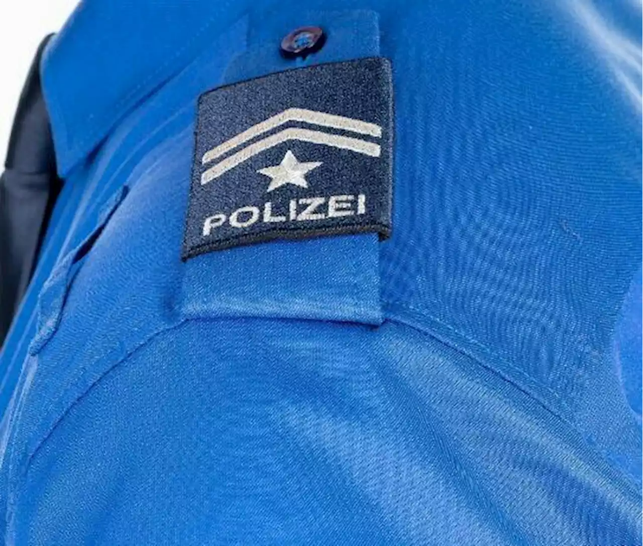 Laufen BL: Fussgängerin (21) nach Kollision mit PW leicht verletzt