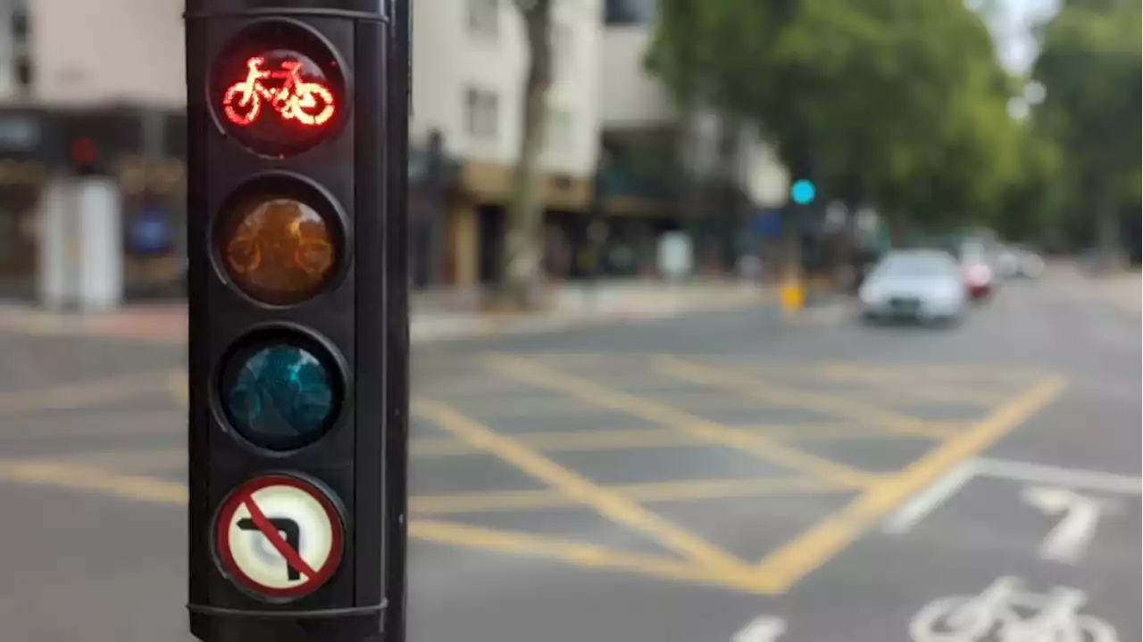 Amsterdam cyclists get signs asking them not to jump red lights