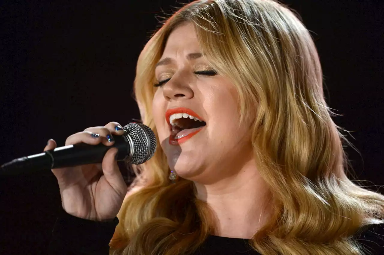 Kelly Clarkson On Her Own in 'Here I Go Again' Whitesnake Cover