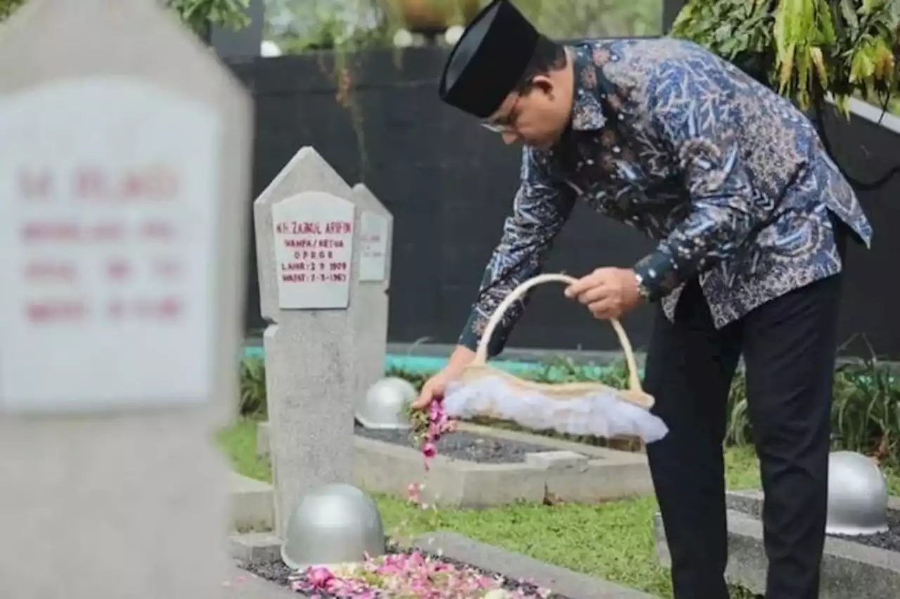 1 Abad NU, Anies Baswedan Ziarah ke Makam KH Zainul Arifin Pohan