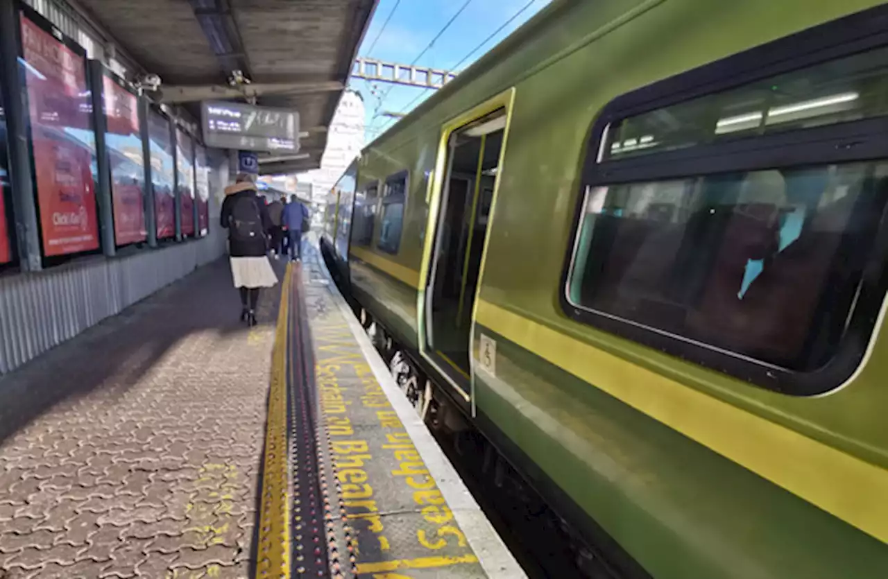 Debunked: Old footage used to claim migrants 'brutally pushed' someone off a train platform in Dublin