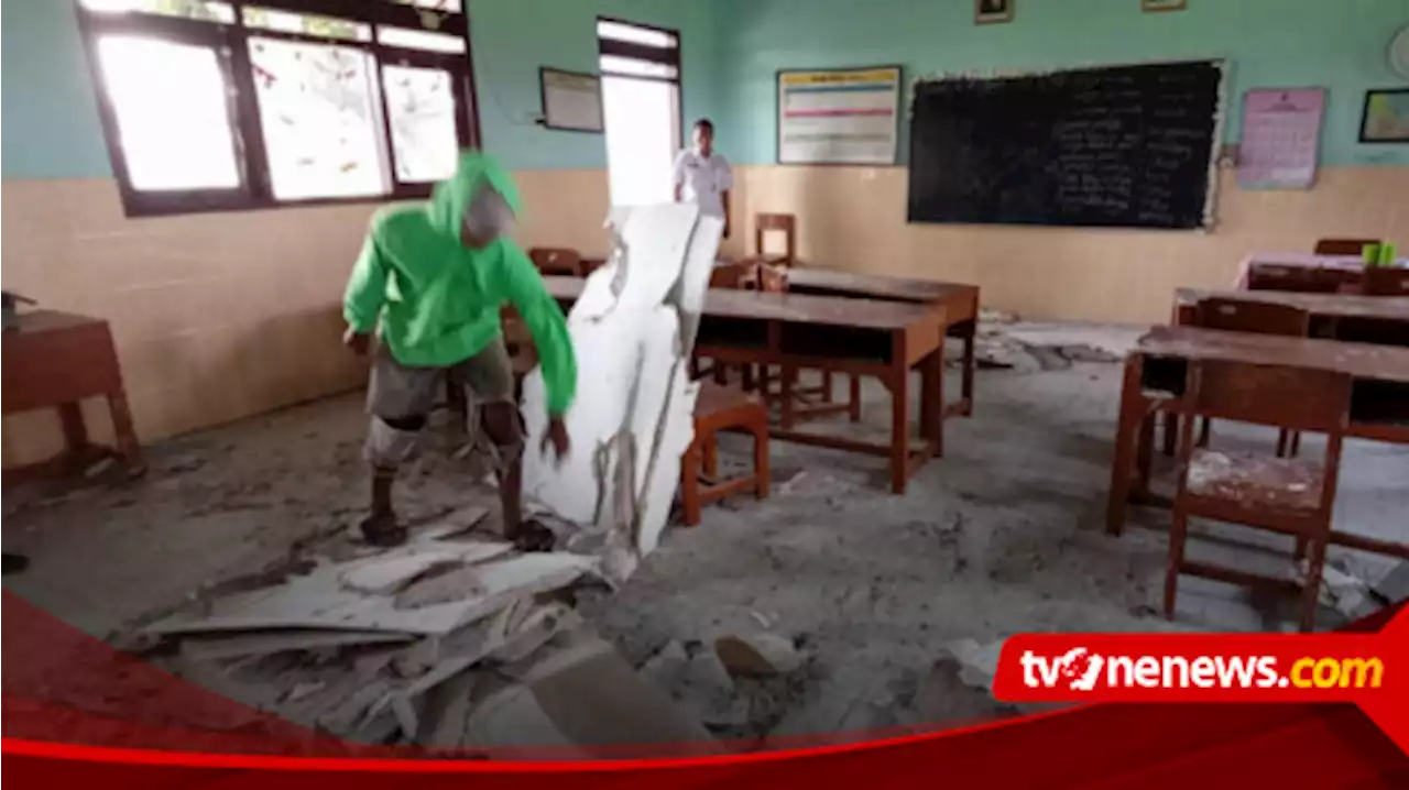 Plafon Ruang Kelas di SDN 2 Palar Klaten Ambrol Timpa Siswa