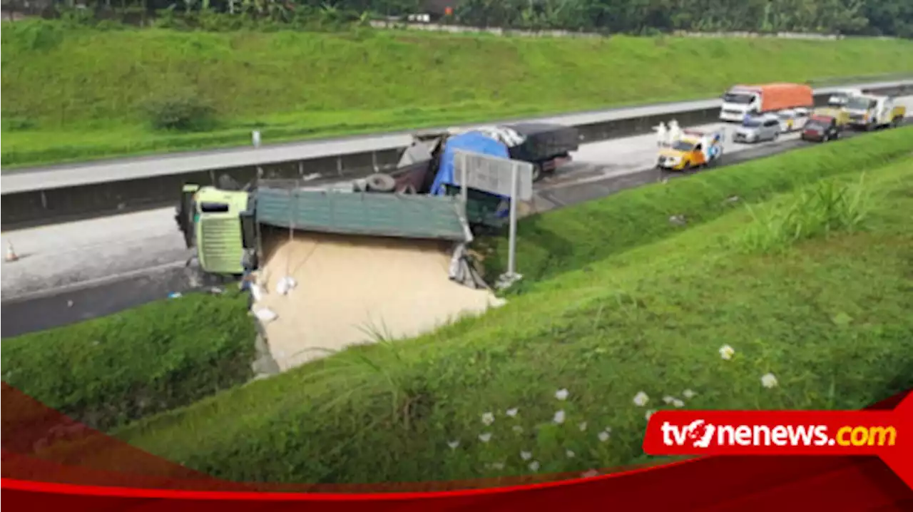 Sebuah Truk Terbakar Setelah Mengalami Kecelakaan di Tol Solo Semarang