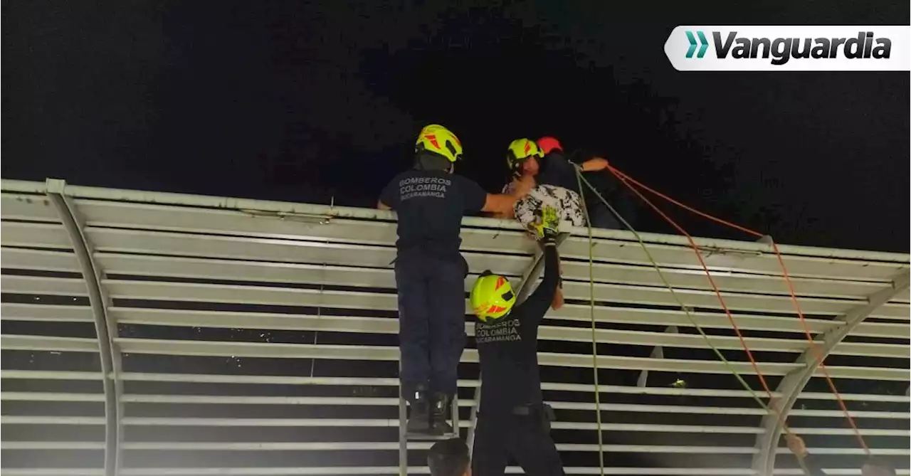 Video: Bomberos de Bucaramanga evitaron que hombre se lanzara al vacío en Bucaramanga