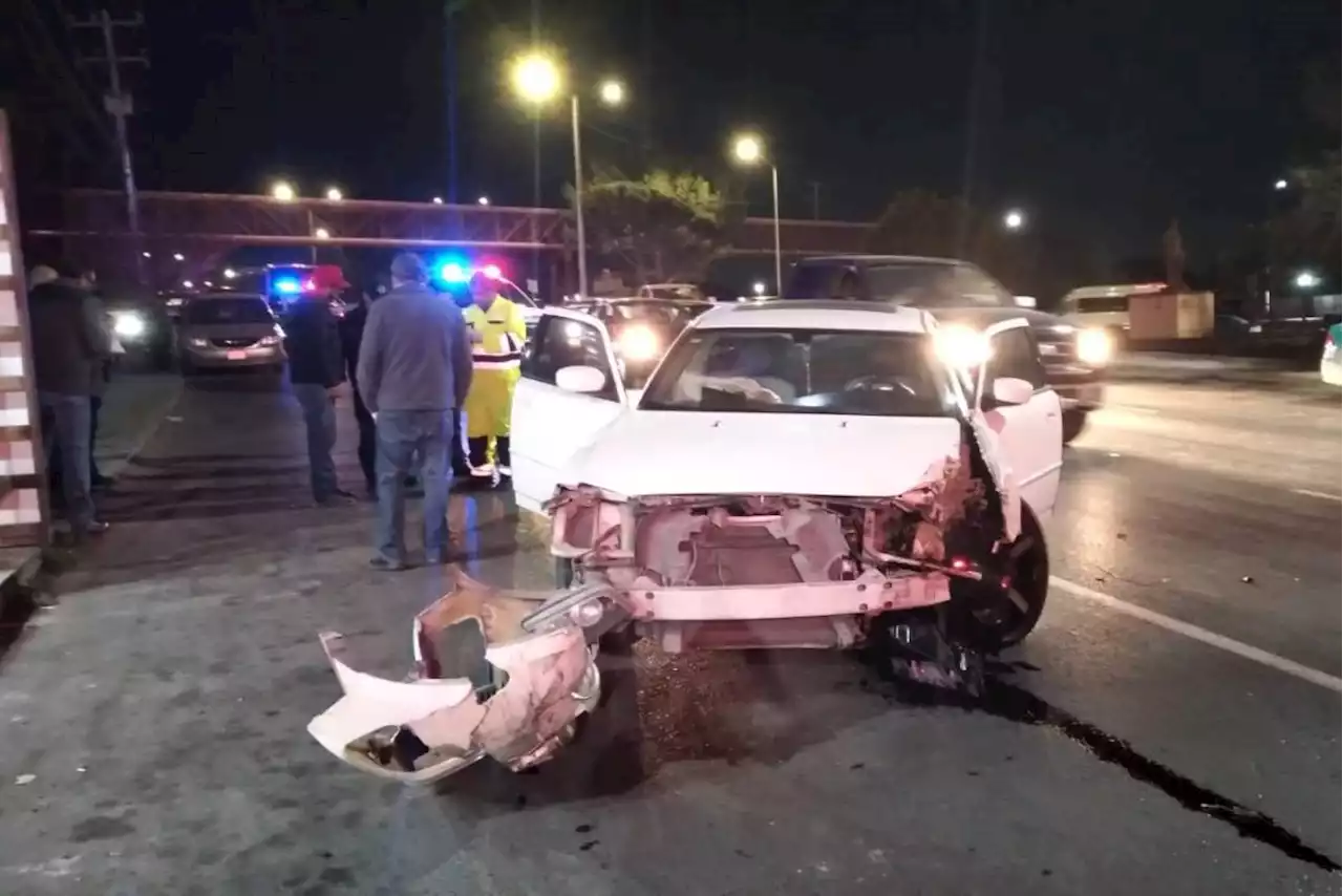 Menor resulta herido en choque; camioneta los impactó al cambiar de carril en bulevar de Saltillo