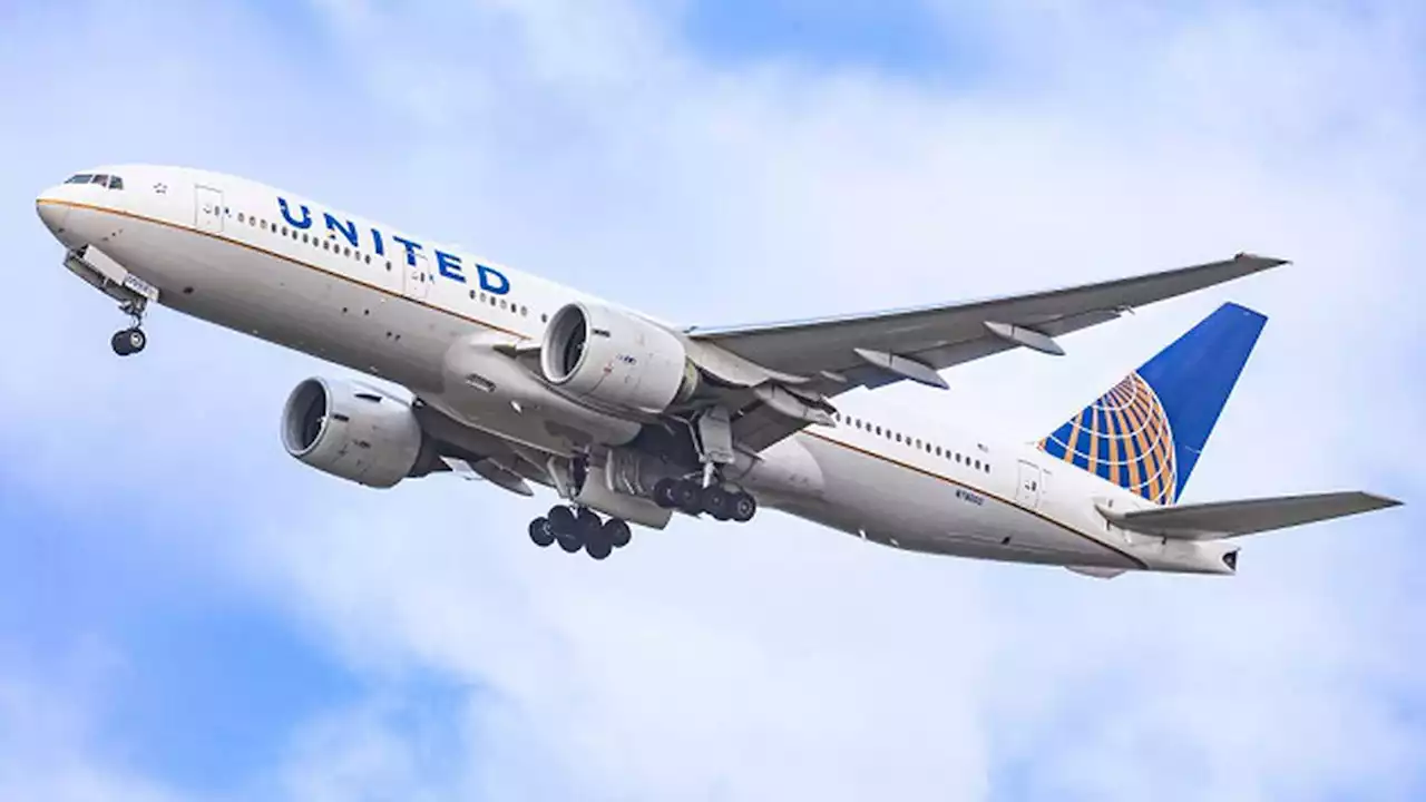 4 injured after battery catches fire on United flight