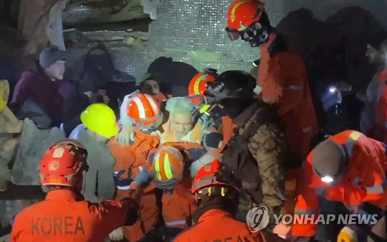 韓긴급구호대, 생존자 일가족 3명 추가 구조…2세 여아와 부모(종합) | 연합뉴스