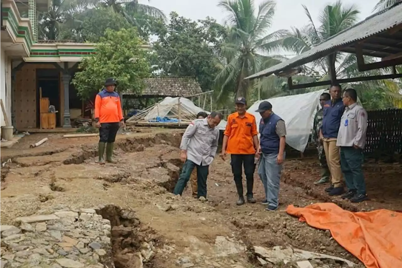 BPBD Jatim tinjau kondisi tanah gerak di Ponorogo