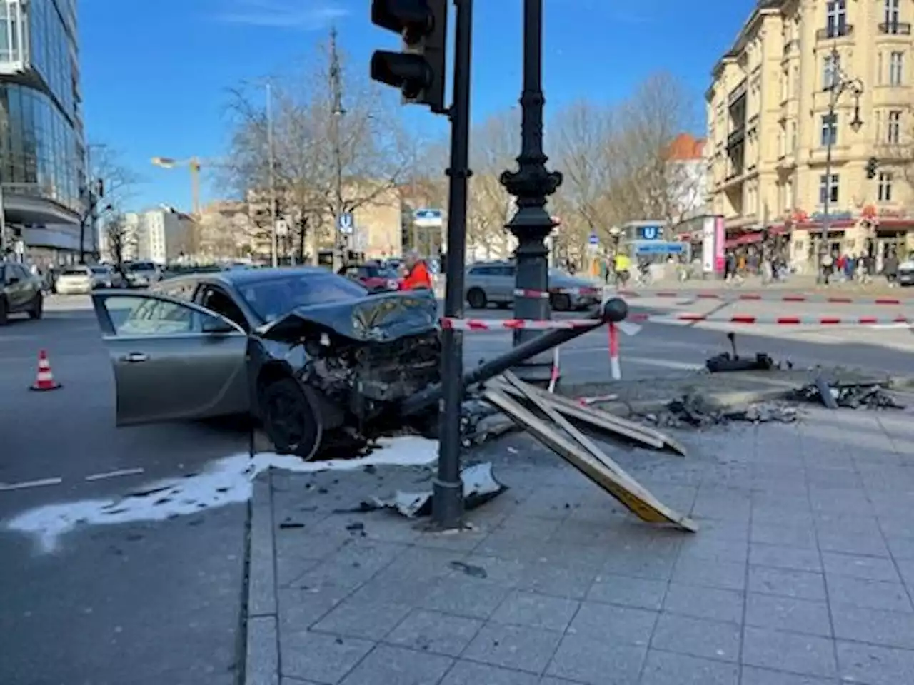 Charlottenburg: Drei Erwachsene und ein Baby bei Verkehrsunfall verletzt