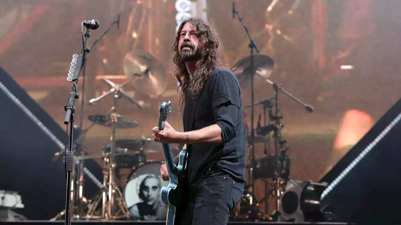 Dave Grohl, leader des Foo Fighters, cuisine pour 450 sans-abri à Los Angeles