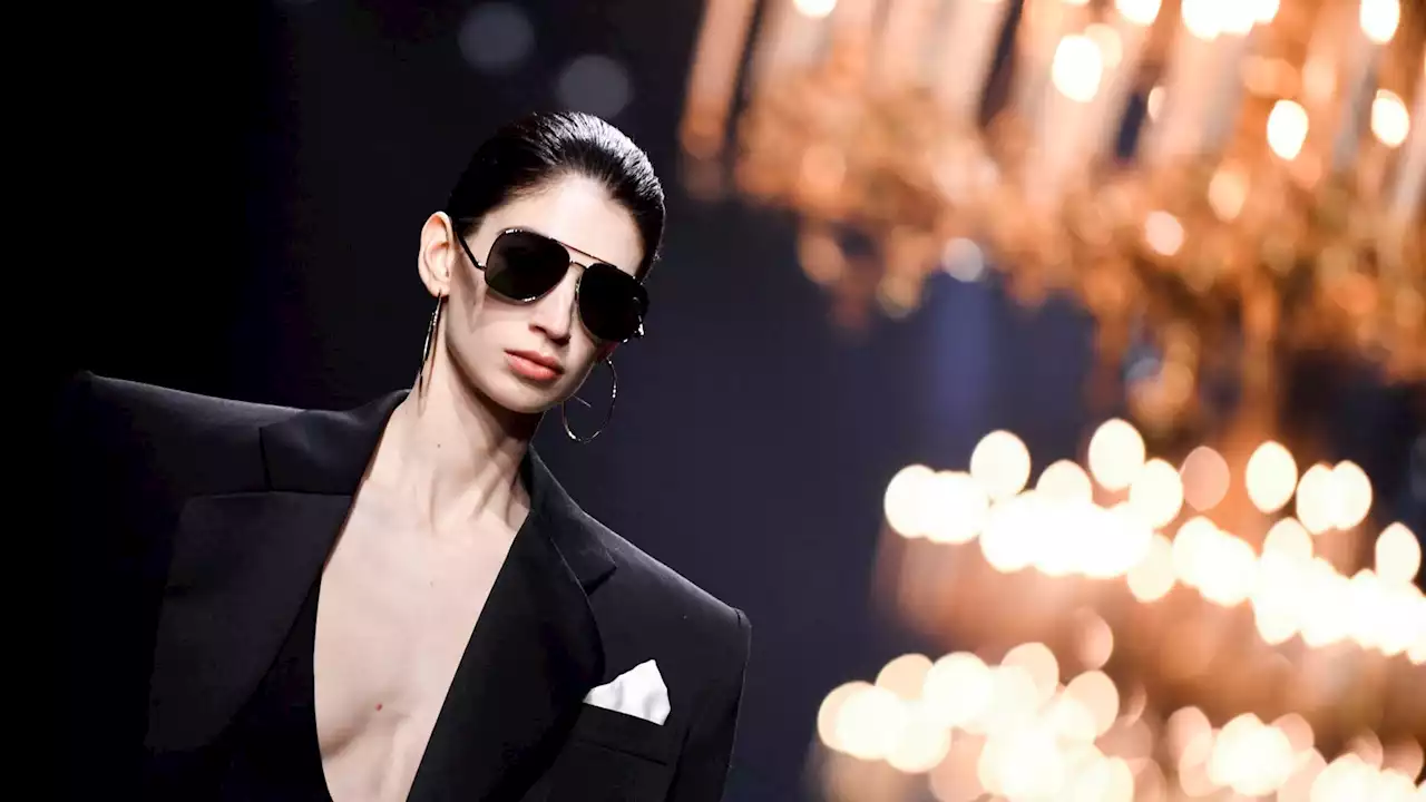 Tailoring revisité et style signature: le défilé Saint Laurent marque la Paris Fashion Week