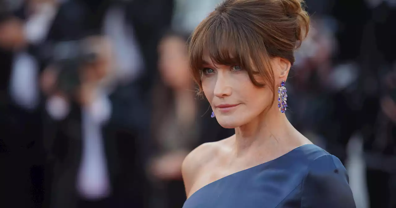 Carla Bruni, 55 ans, dévoile ses jambes interminables dans une robe blazer ultra-chic au défilé Saint Laurent