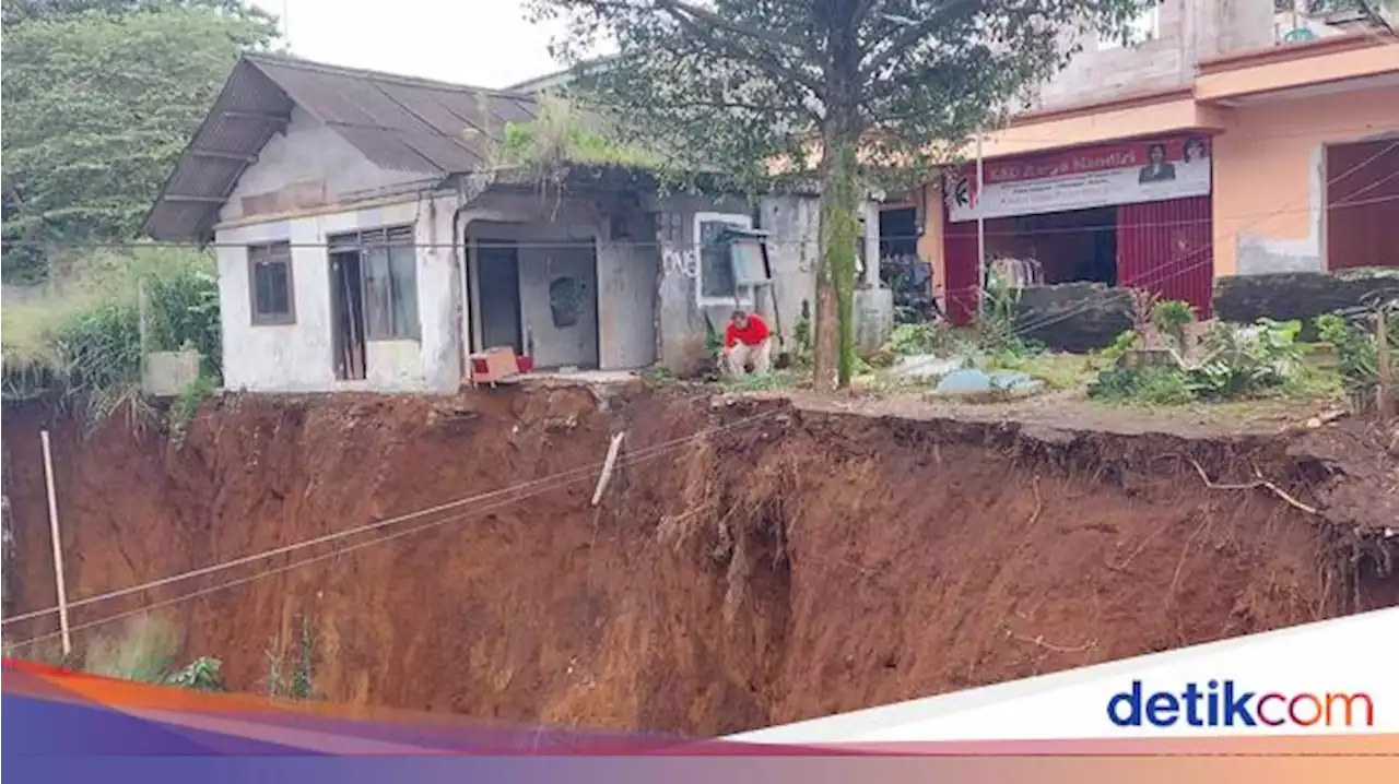 2 Makam Terbawa Longsor di Bogor, Kain Kafan Menggantung di Bibir Tebing