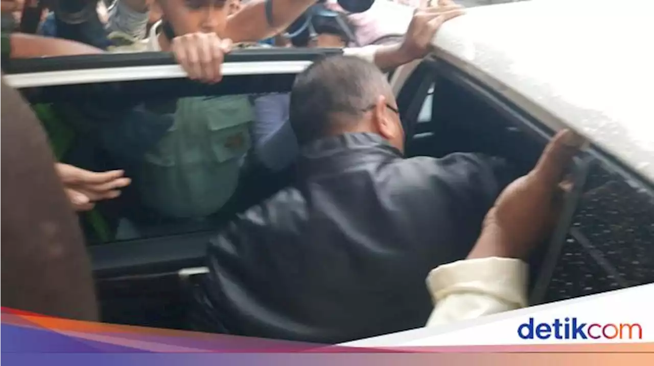 Rafael Alun Usai Diperiksa KPK soal LHKPN Rp 56 M: Tolong, Kasihan Saya