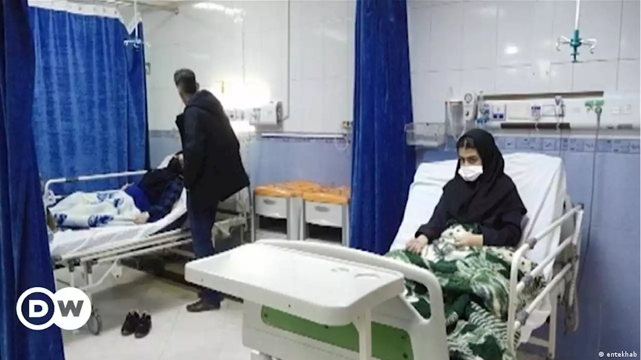 سه ماه پس از آغاز مسمومیت‌ها رئیسی دستور 'رسیدگی فوری' داد – DW – ۱۴۰۱/۱۲/۱۰