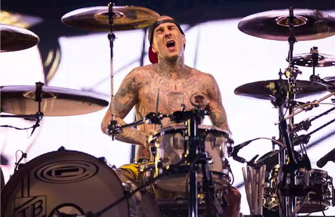 Travis Barker de Blink-182 tuvo una cirugía en su dedo y preocupó a sus fanáticos