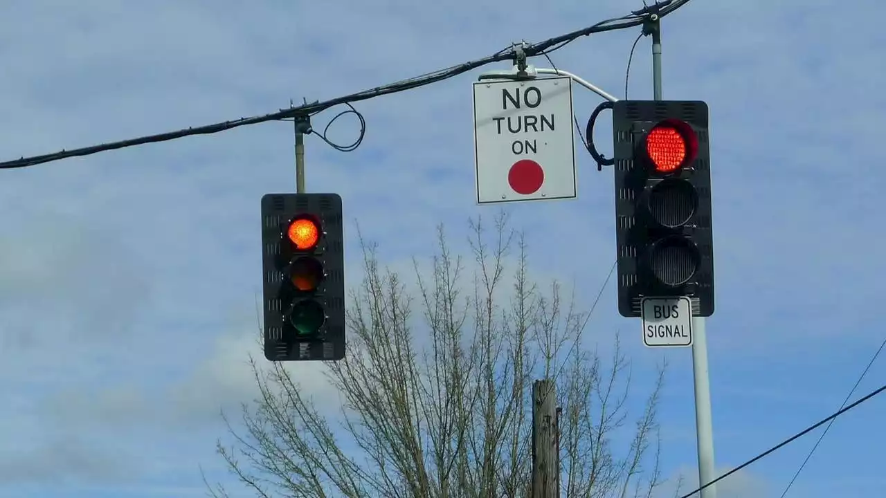 Proposed bill would ban free right-hand turns at stop lights in Washington