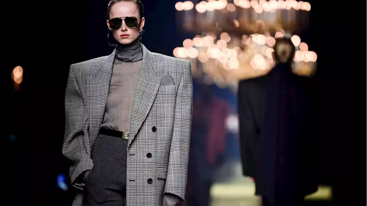 Fashion Week féminine : Saint Laurent remet le tailleur-jupe au goût du jour