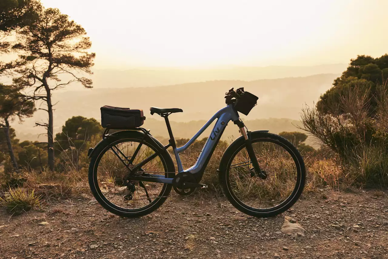 Giant booste la puissance et l’autonomie de ces VTC électriques taillés pour le trekking