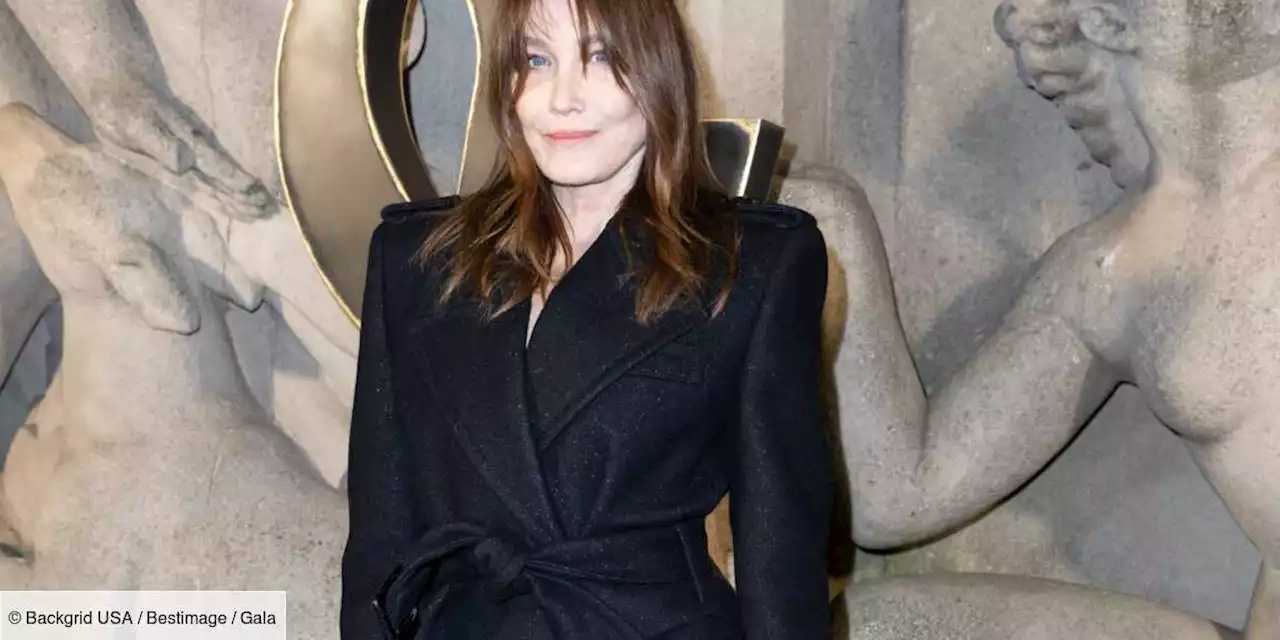 PHOTO – Carla Bruni ultra glamour : elle adopte la tendance « no pant » au défilé Saint Laurent - Gala