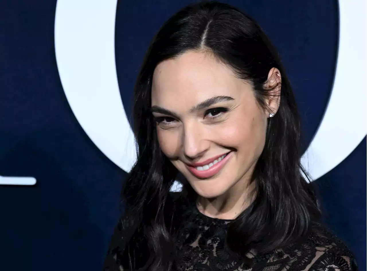 Gal Gadot dévoile son soutien-gorge dans une robe en dentelle lors du défilé Dior - Grazia