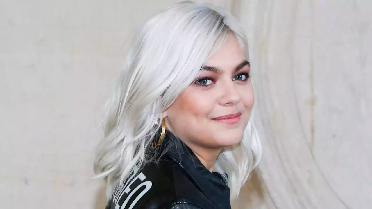 Louane en soutien-gorge au défilé Victoria/Tomas, elle dévoile son ventre sans complexe !