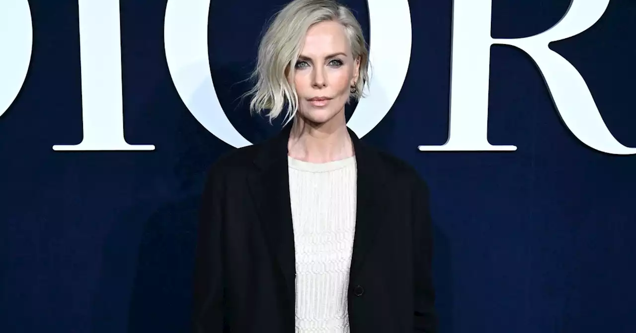 Manteau long après 40 ans : comment le porter comme Charlize Theron ?