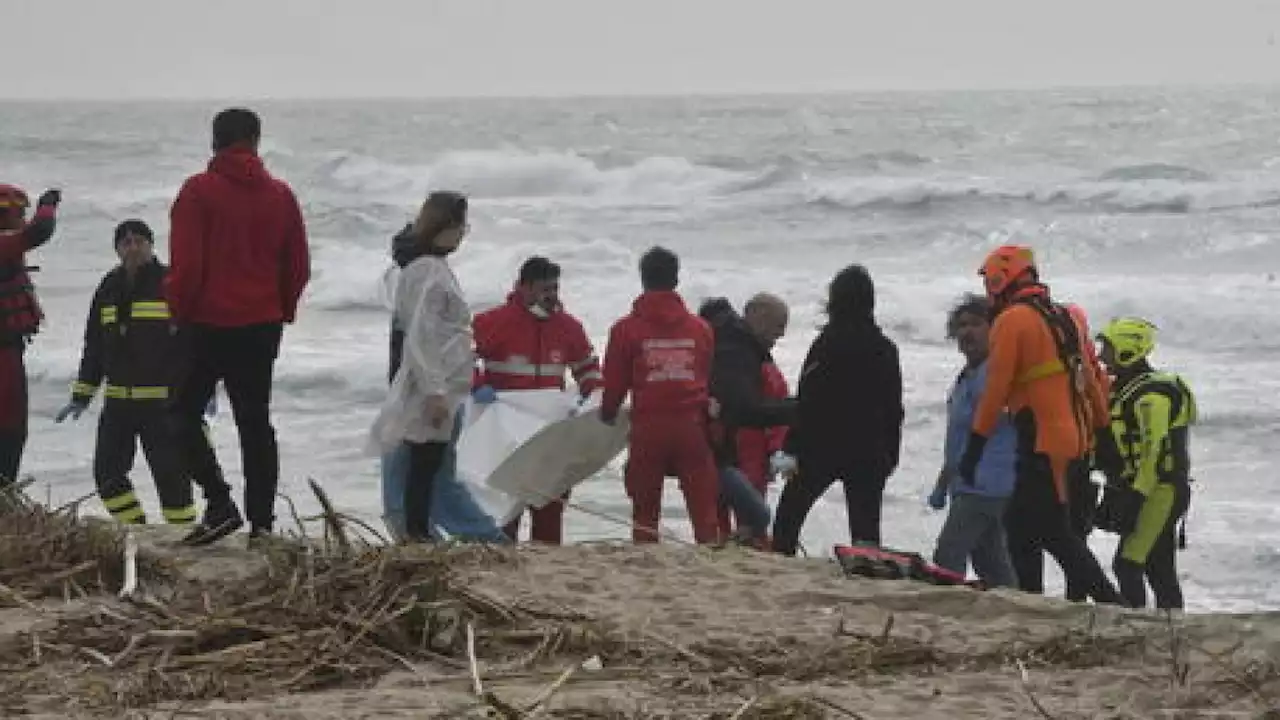 La Capitaneria sul naufragio di Cutro: 'Perché non siamo usciti? Regole complesse. Le nostre motovedette adatte anche con mare a forza 8'