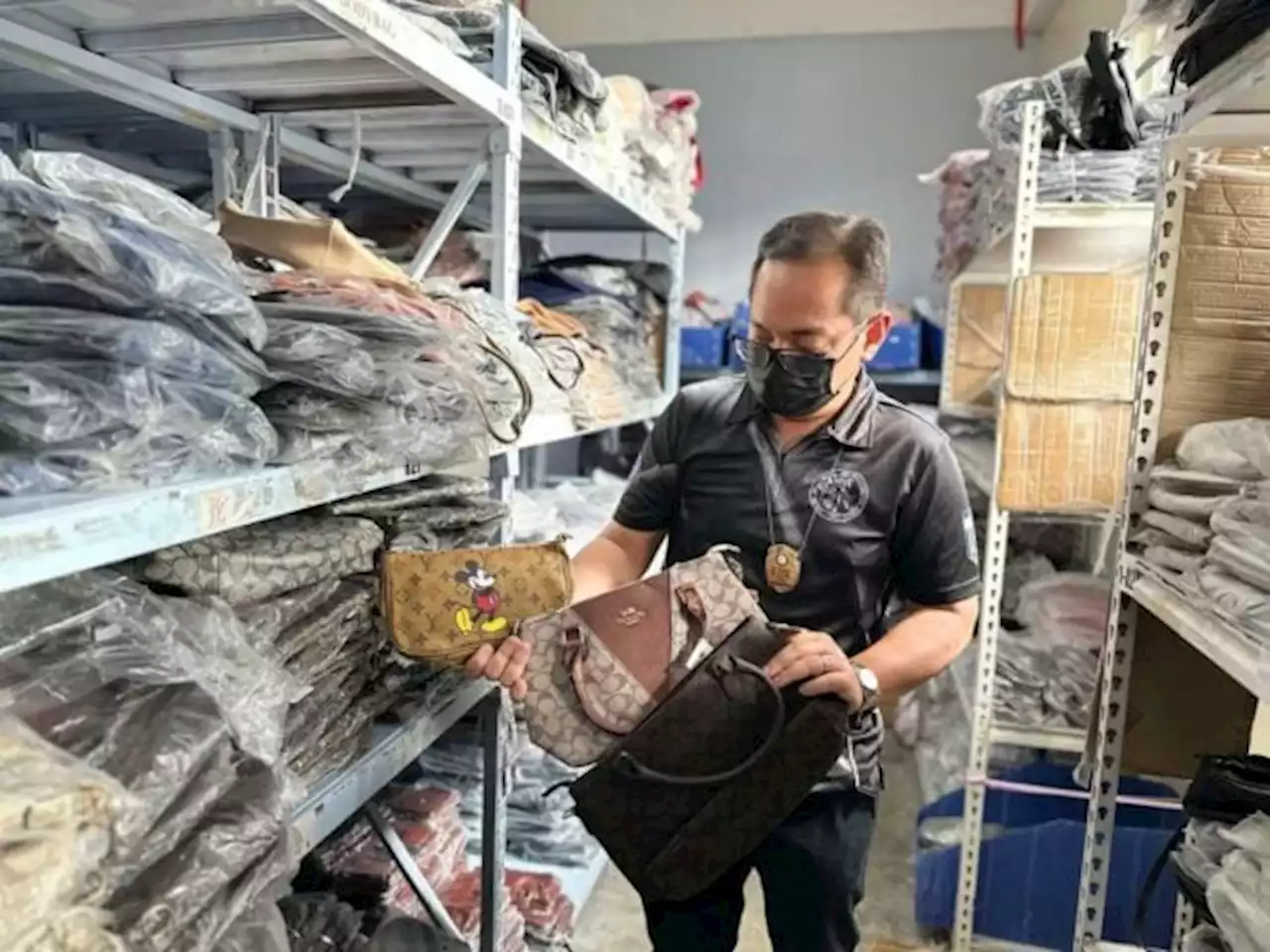 Binondo warehouse raid yields P10-B worth of fake bags, shoes — BOC